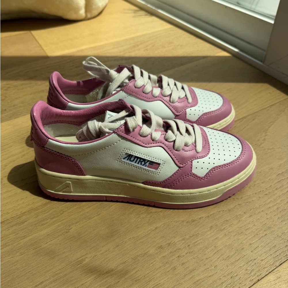 NWOT! AUTRY Medalist Low Sneaker